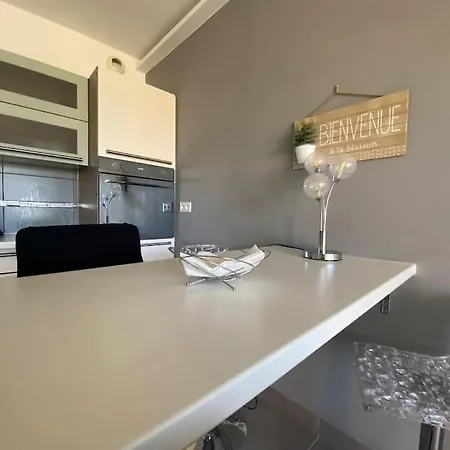 Appartement Splendide T1 Neuf A 2 Minutes De La Plage. *
